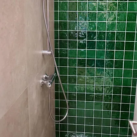 Οργανωμένο κάμπινγκ Unieke Yurt In Het Bos Met Jacuzzi En Sauna