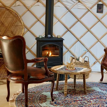 Οργανωμένο κάμπινγκ Unieke Yurt In Het Bos Met Jacuzzi En Sauna