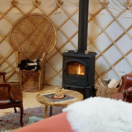 אוהל מפואר Unieke Yurt In Het Bos Met Jacuzzi En Sauna