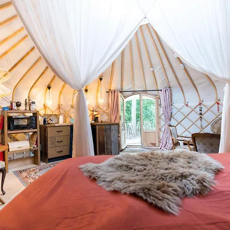 Роскошный шатер Unieke Yurt In Het Bos Met Jacuzzi En Sauna Эрп
